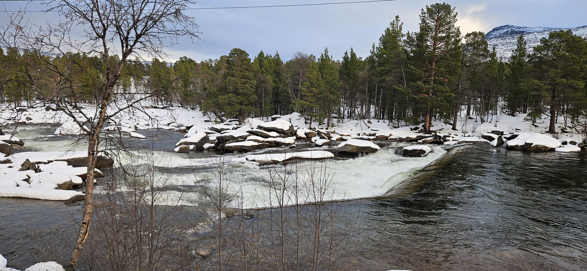 Der Fluss begleitet uns