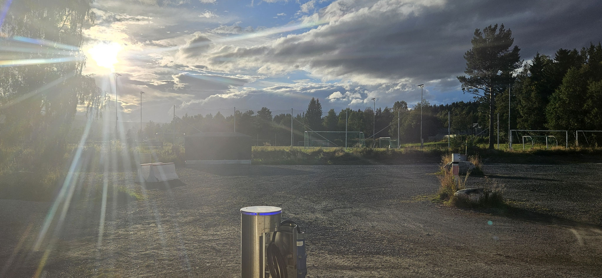 Die Abendsonne schein noch über den Platz