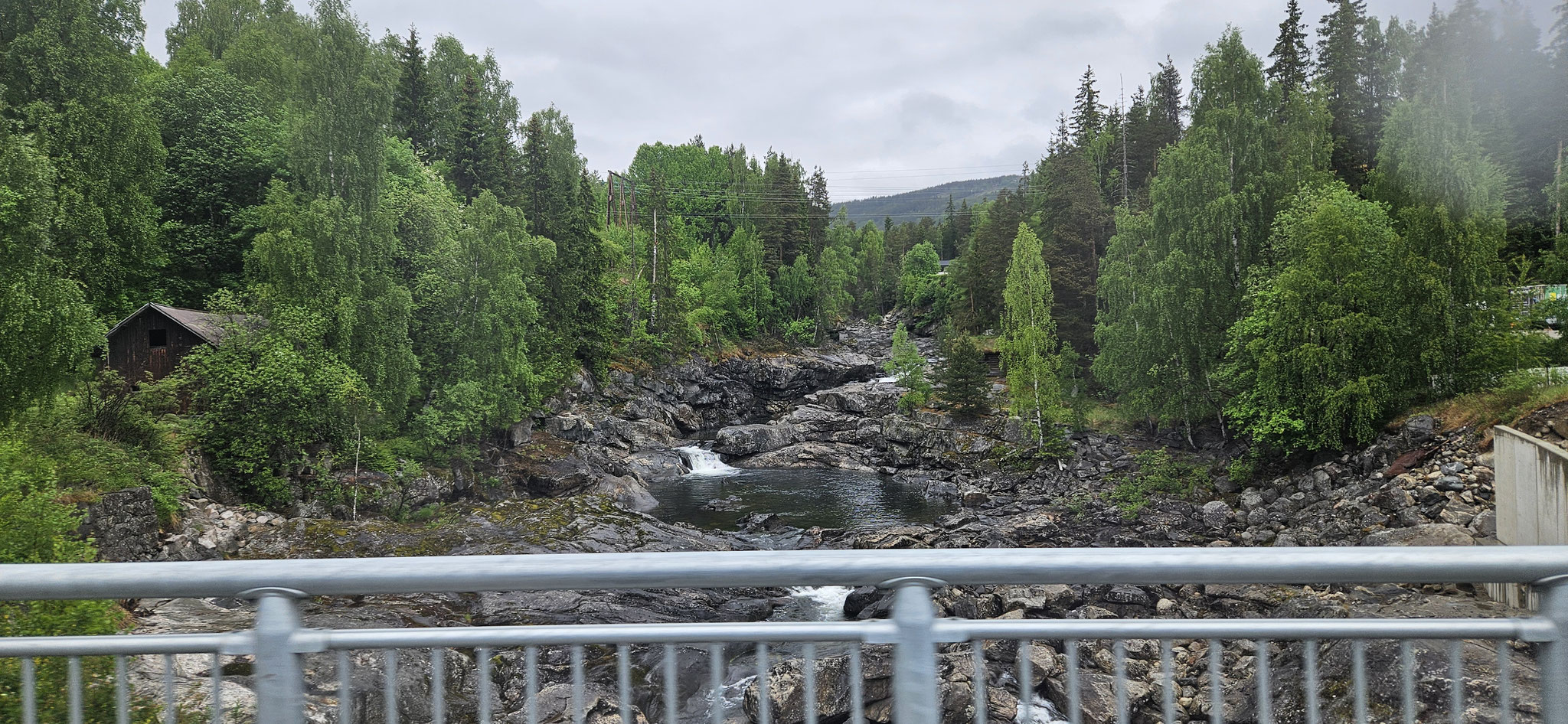 Wir sehen viele Bäche und Wasserfälle