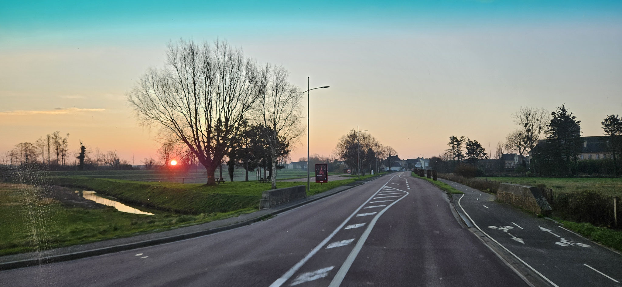 Sonnenaufgang mit einer Feuerkugel am Himmel