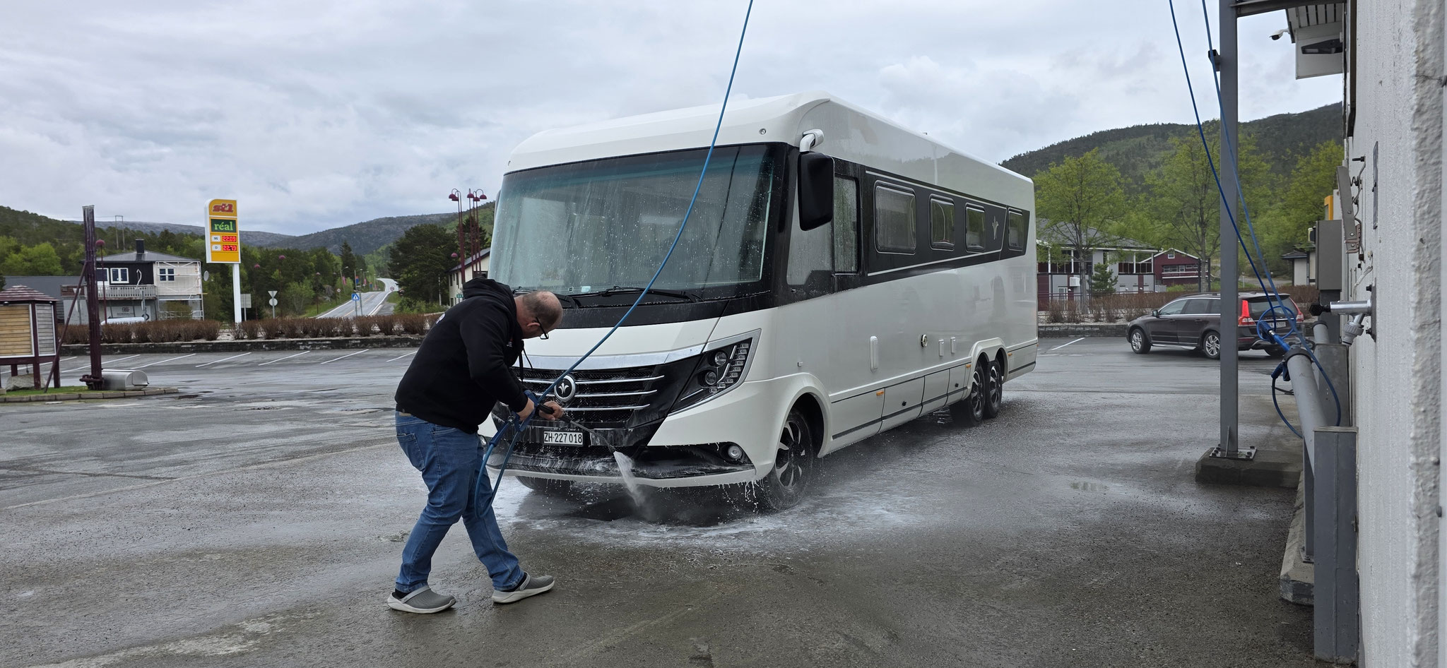 Endlich bekommt Bobi die verdiente Dusche...