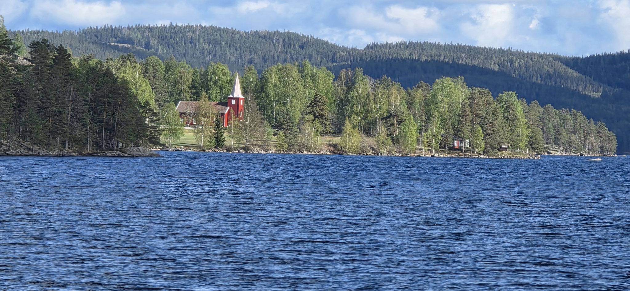 Die rote Kirche am See
