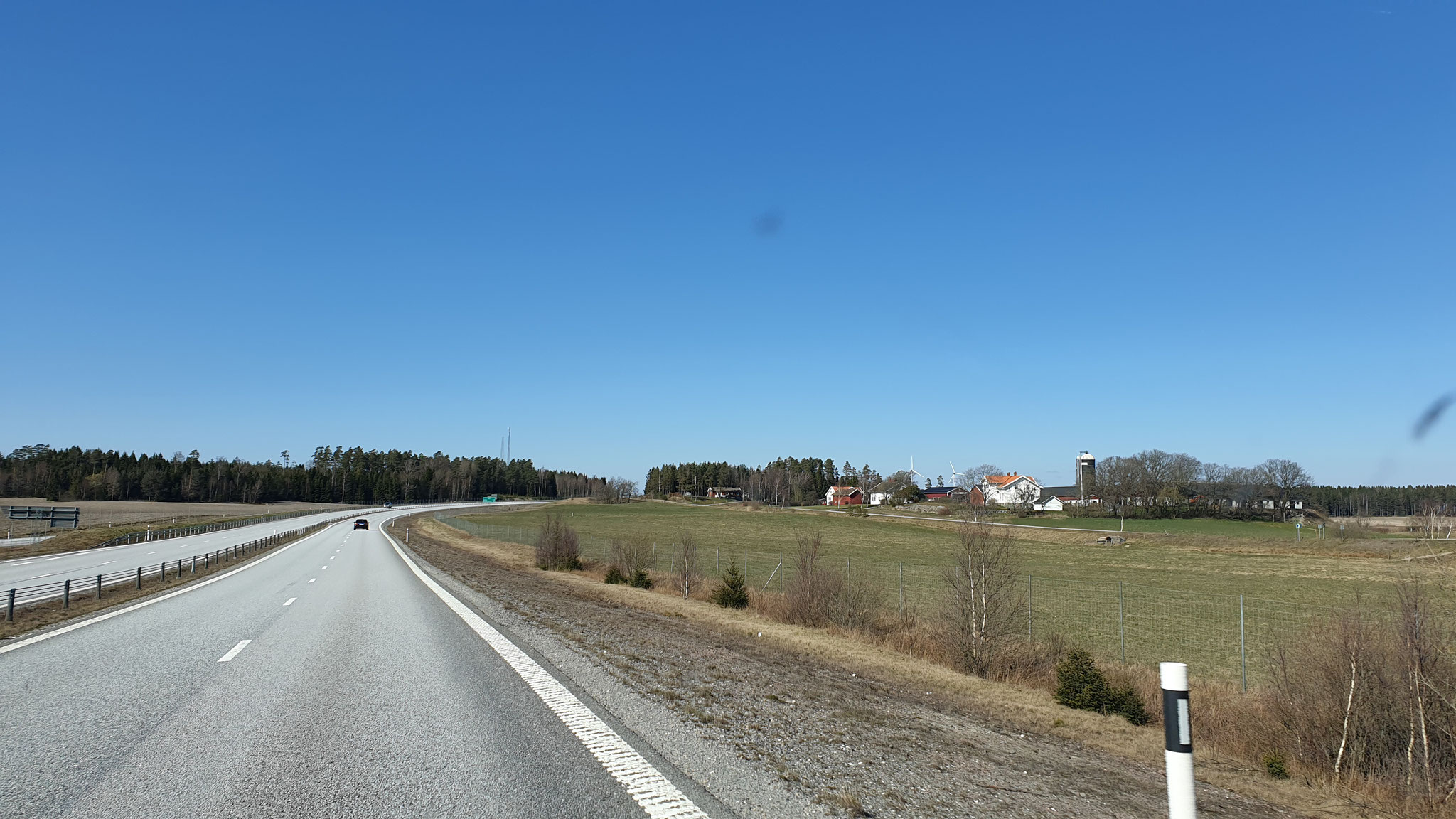 Strahlend blauer Himmel in Schweden