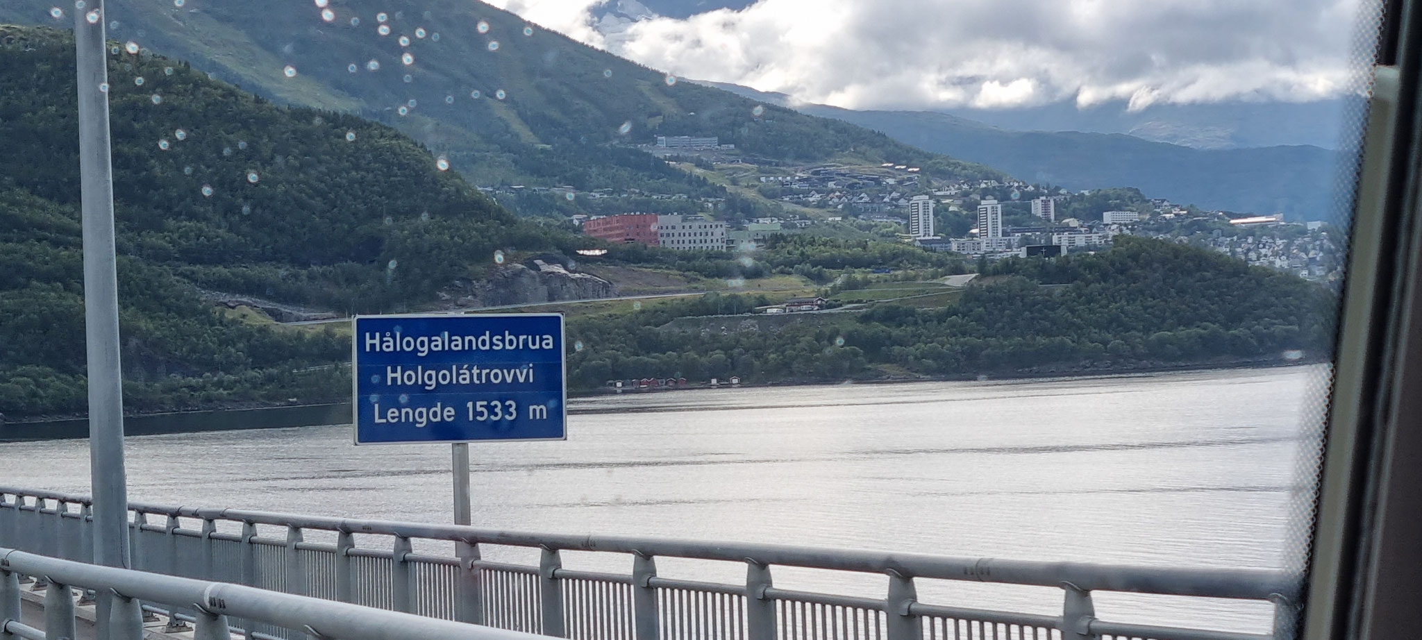 Die Brücke ist 1533 Meter lang
