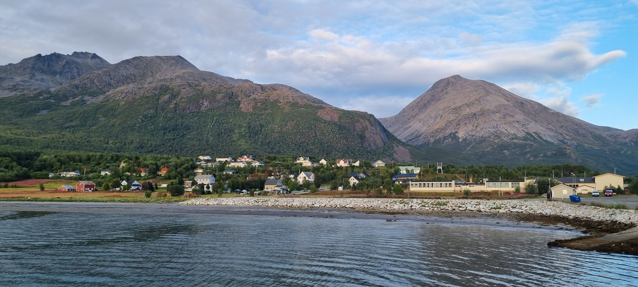Im Hintergrund das Dorf Oksfjordhamn...