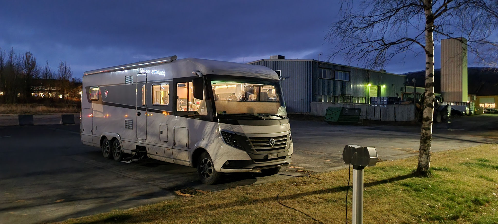 Bobi by Night auf seinem Stellplatz...