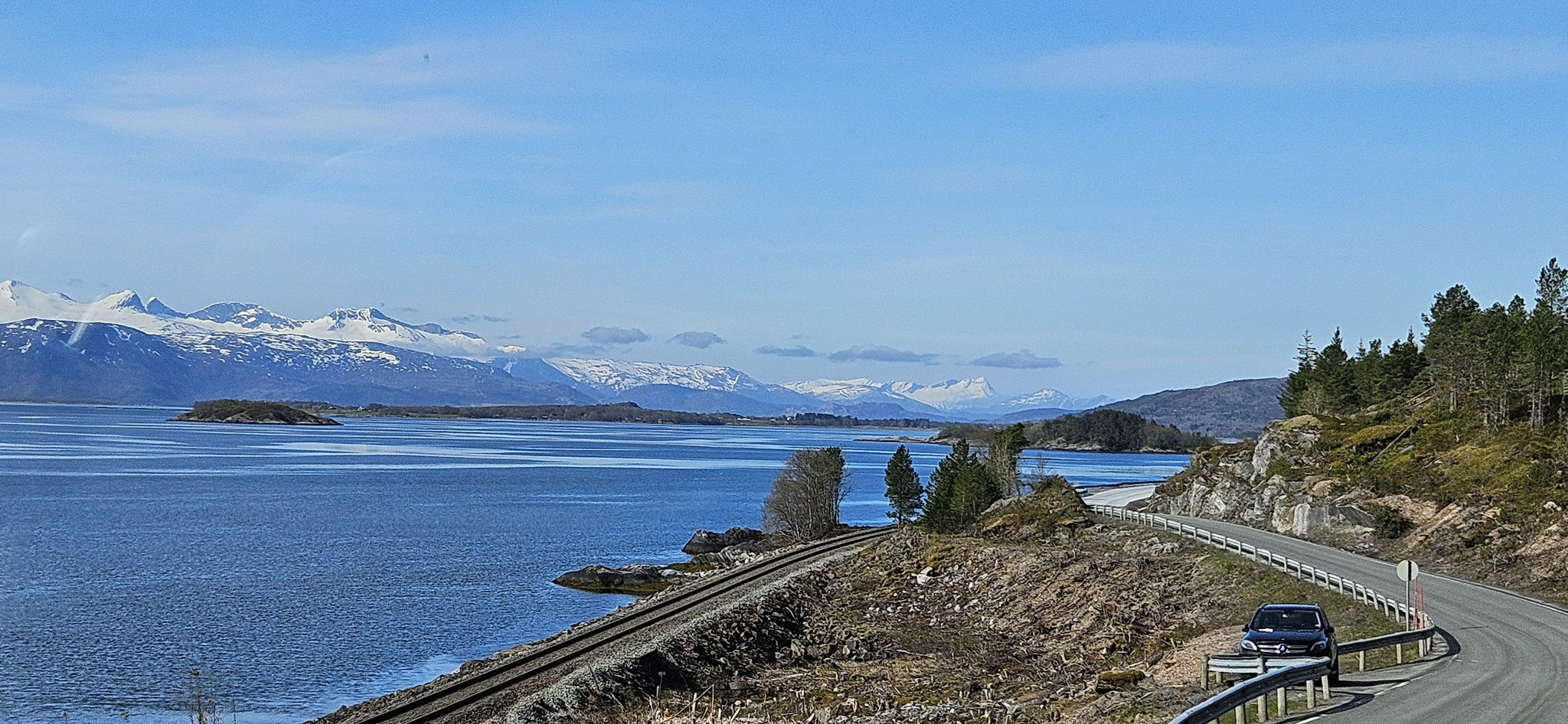 Blauer Himmel, Fjord, Berge...