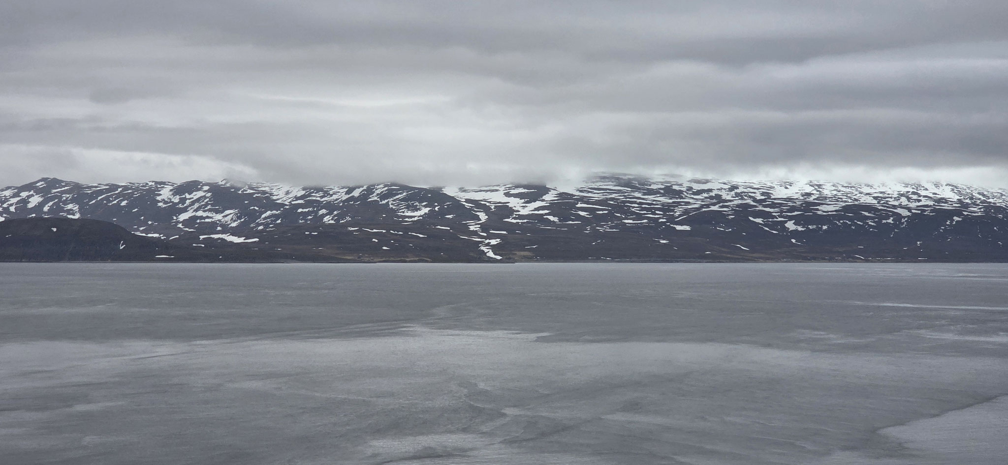 Fast noch gefrorenes Fjord...