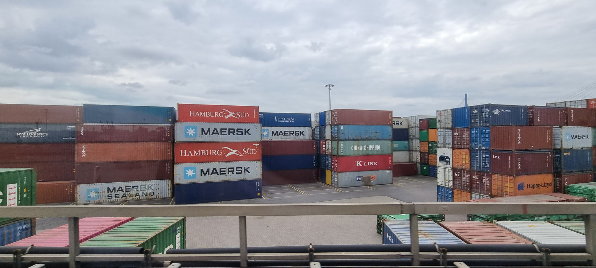 Trotz Blockade in Shanghai  viele Container im Hafen