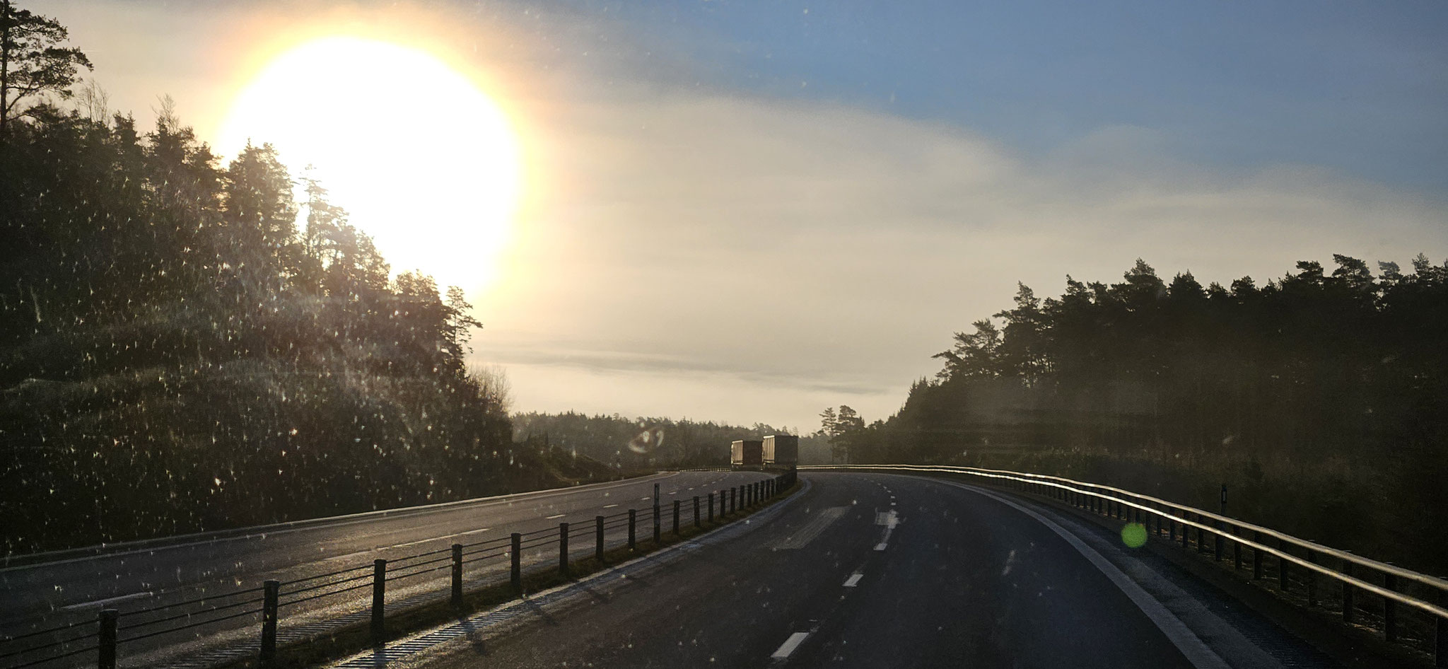 Riesengross versucht die Sonne den Nebel zu vertreiben