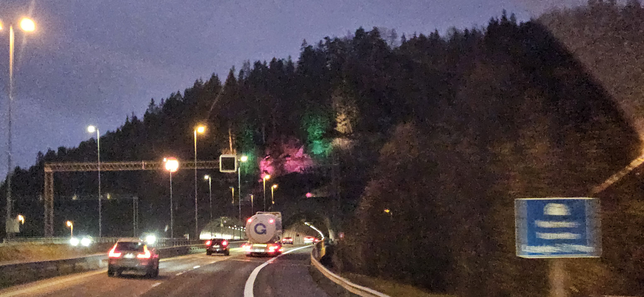 Woher kommen nun diese falschen Polarlichter am Tunnel?