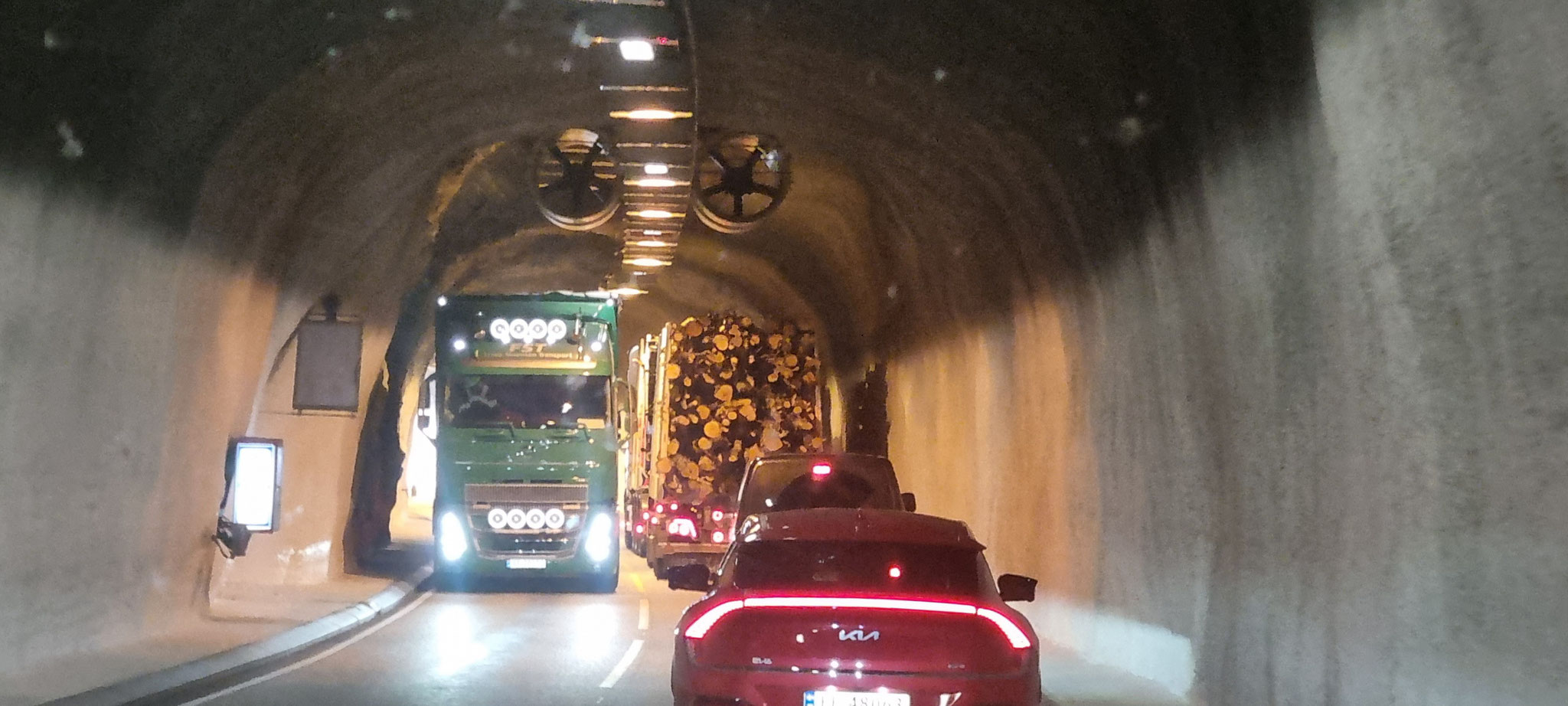 Manchmal wird es im Tunnel eng aber die Truckfahrer sind spitze
