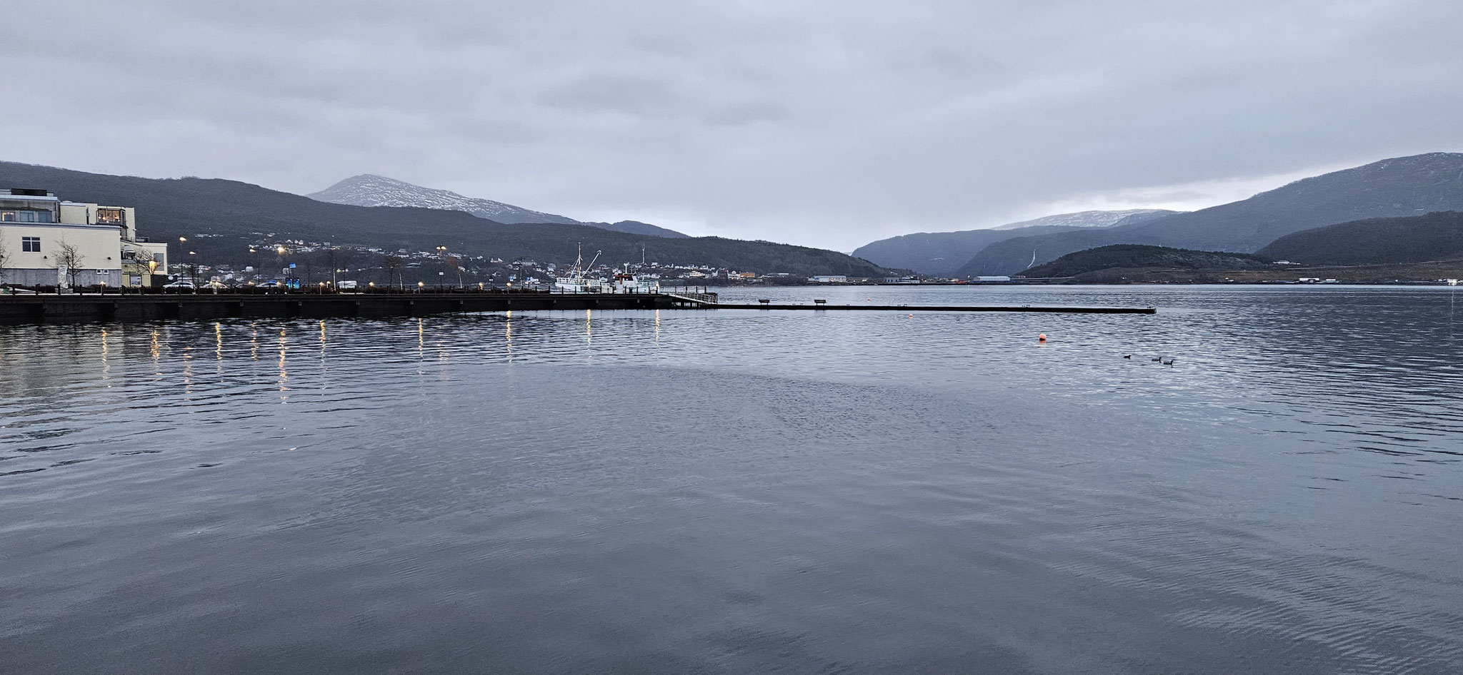 Entlang der Fjordpromenade