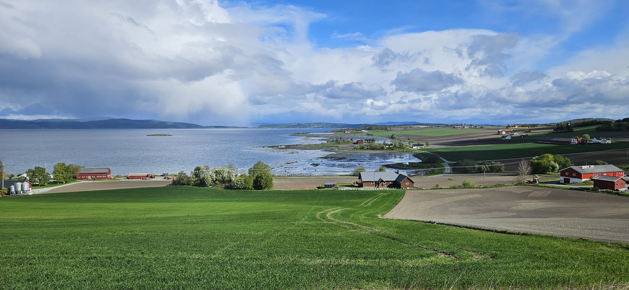 Trondheimfjord mit Sonne und Wolken