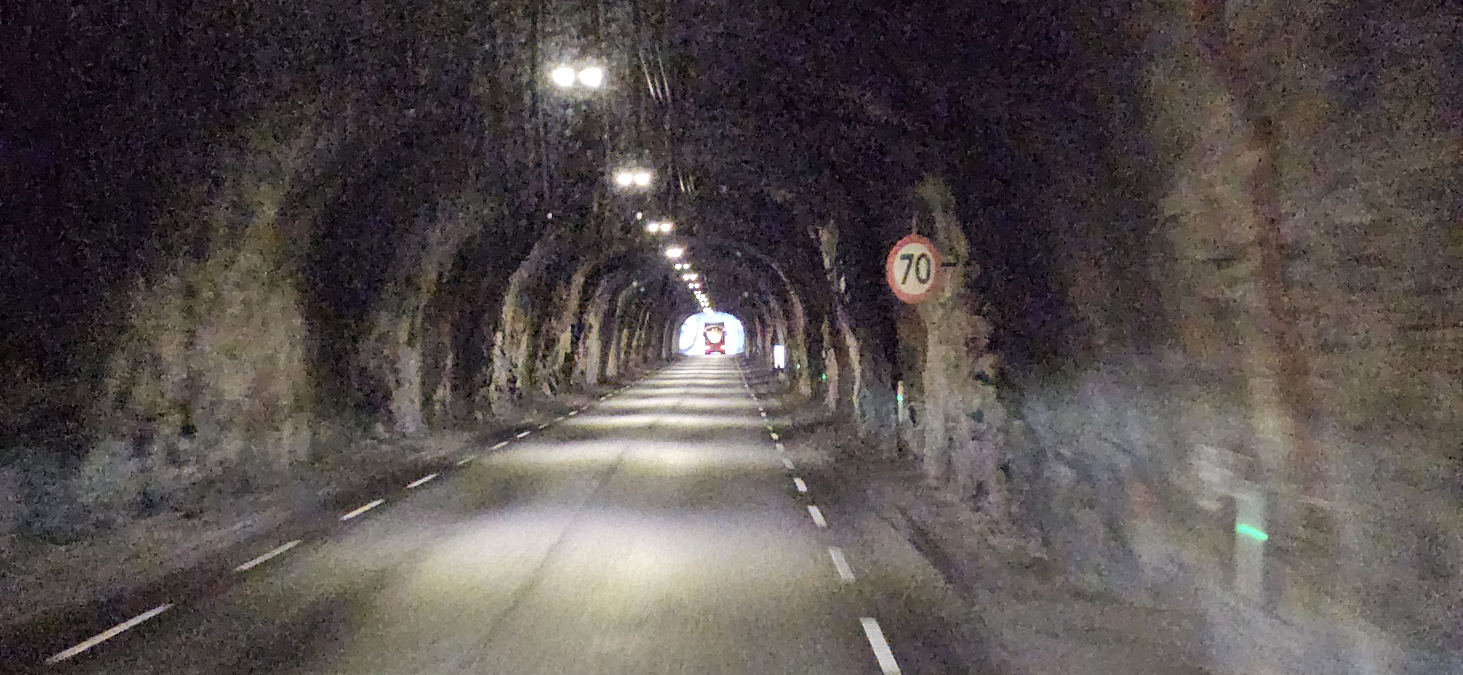 Naturtunnel - für LKW's manchmal ganz schön schmal