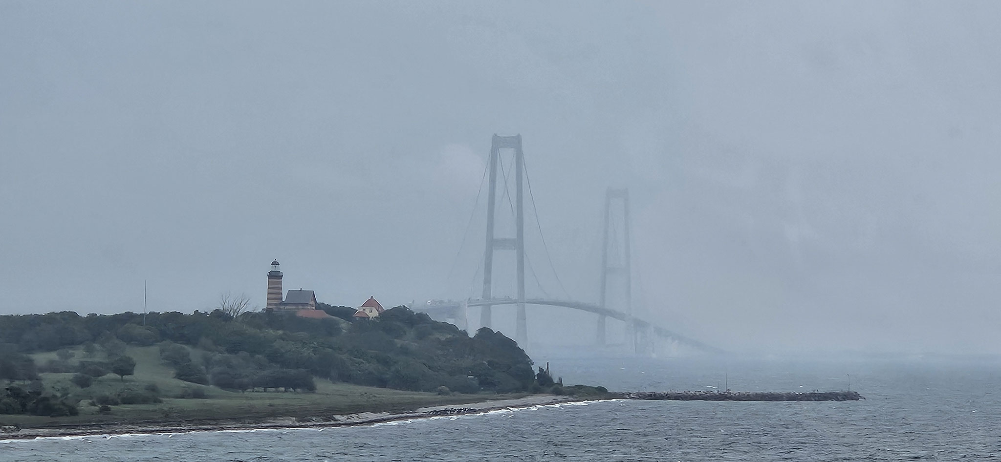 Die Brücke scheint im Nebel zu verschwinden