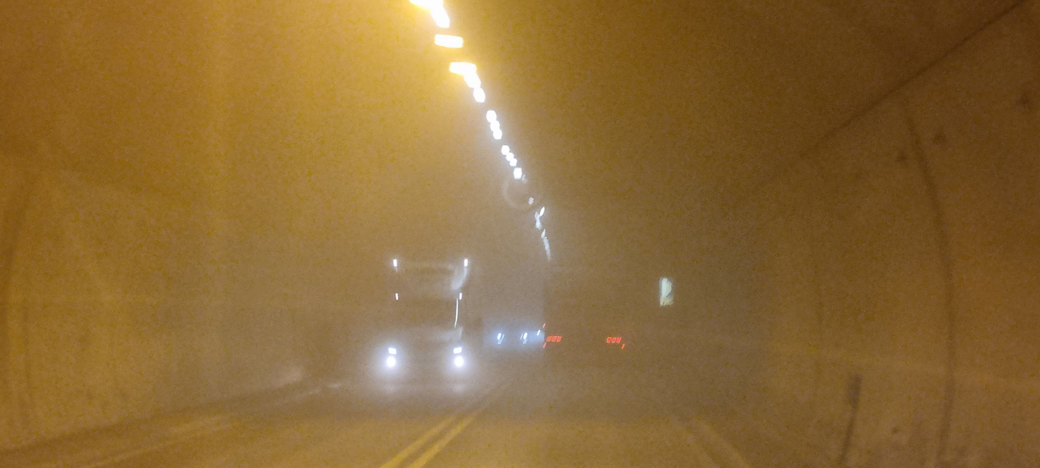 Dicker Nebel im Tunnel. Hier könnte einmal einer durchwischen!