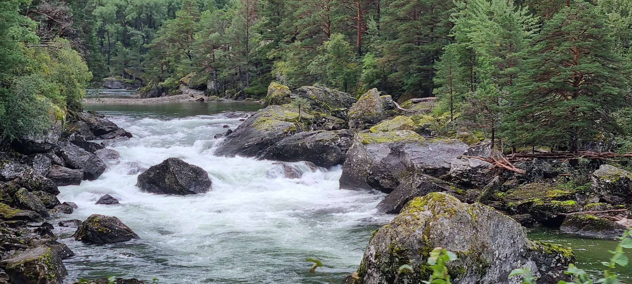 ...an riesigen Felsbrocken vorbei