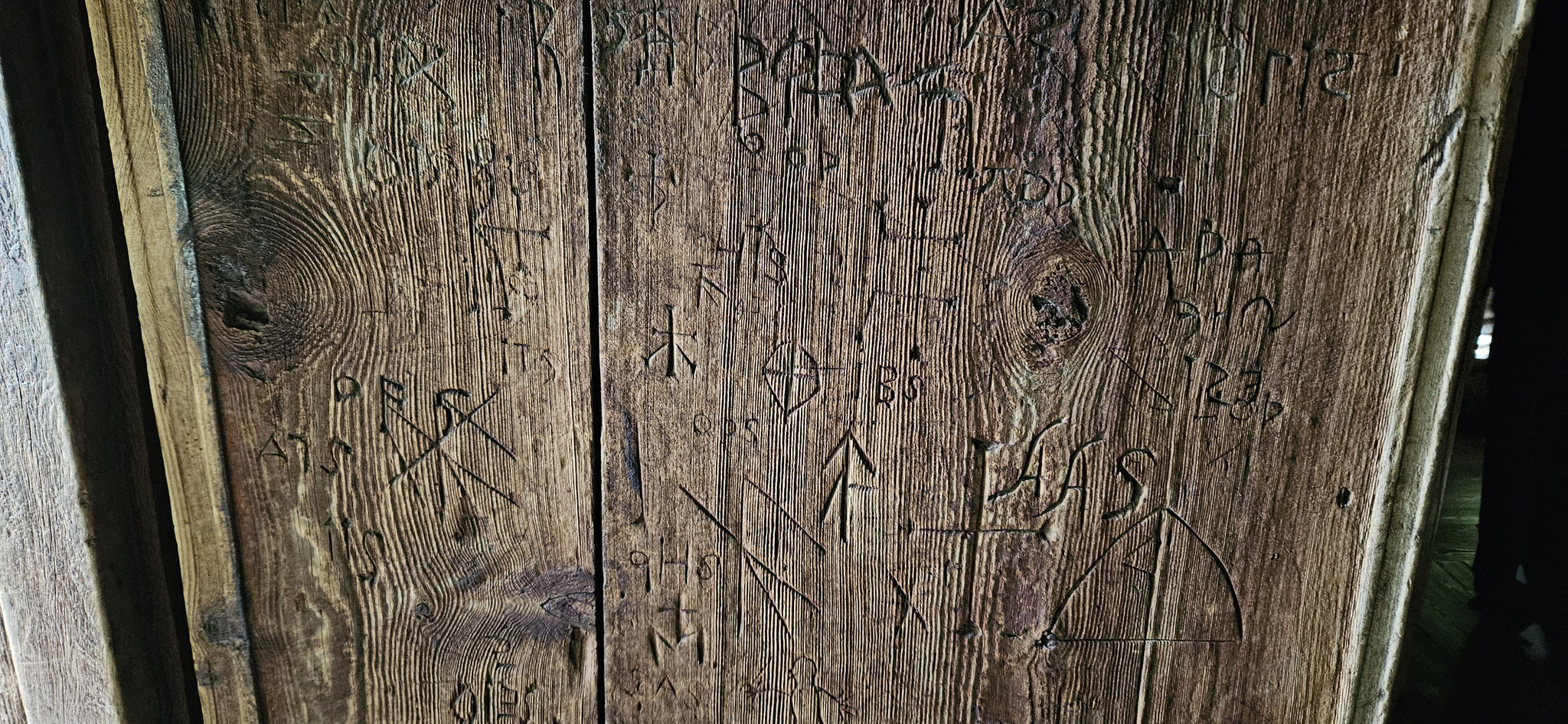 Runen und Schnitzereien in der Türe