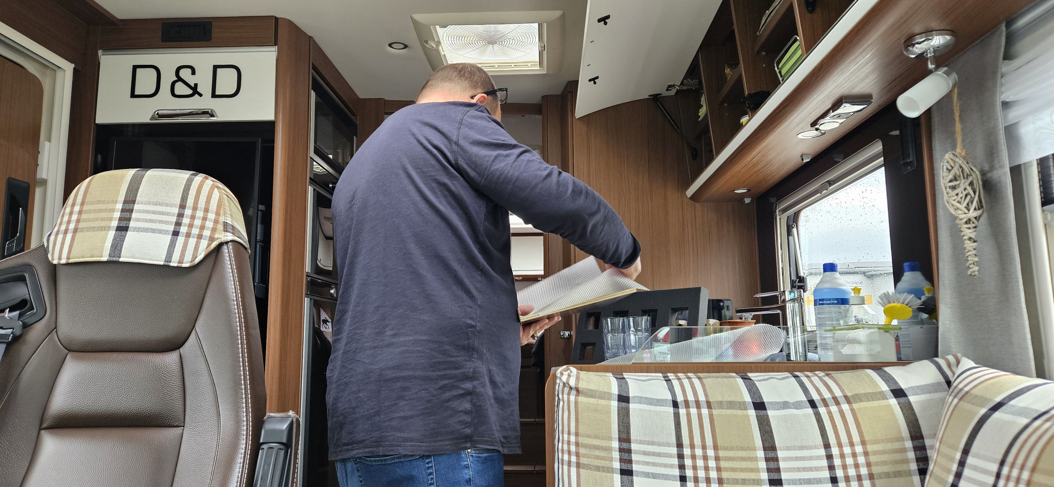 Jeder Schrank wird geleert, gereinigt und wieder eingeräumt