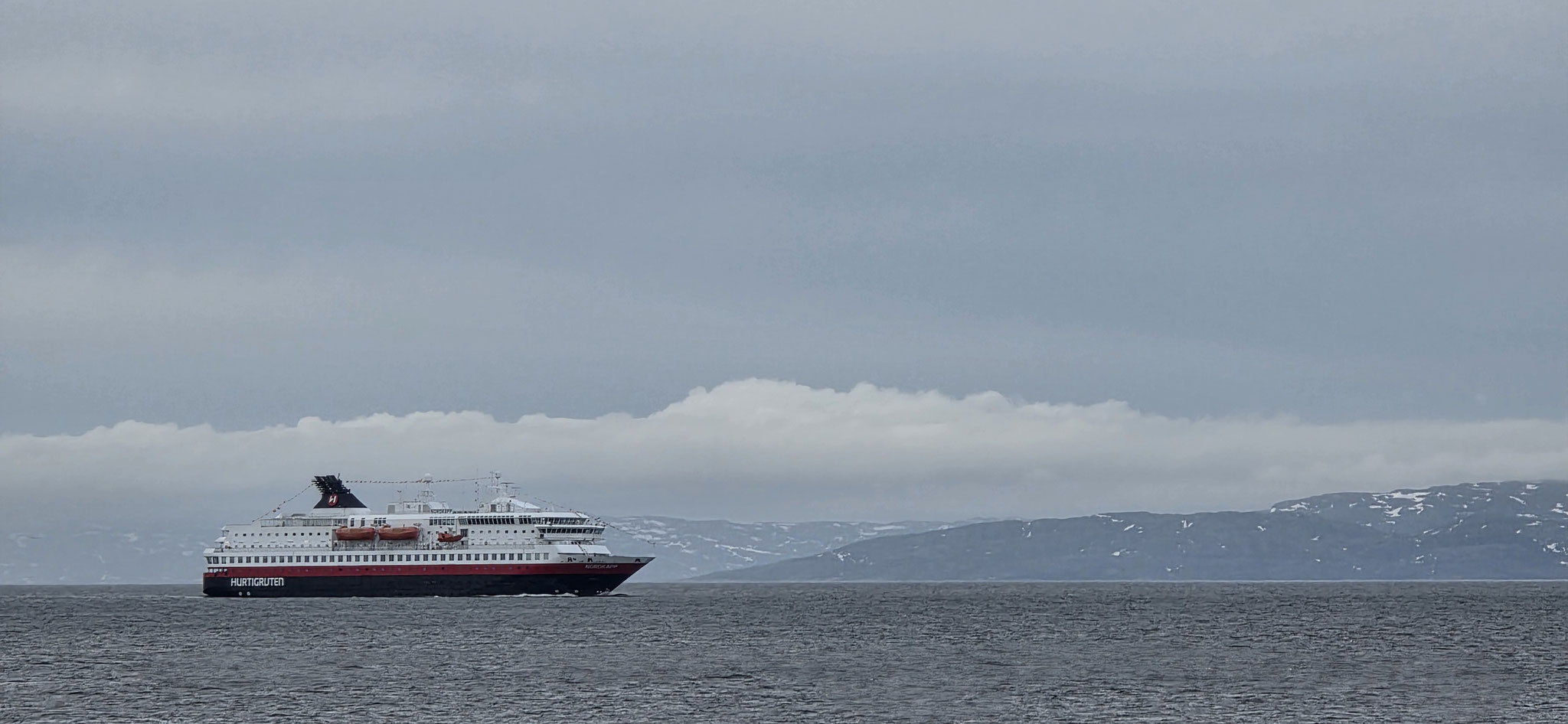 Hurtigruten "Nordkapp" direkt vor dem Stellplatz