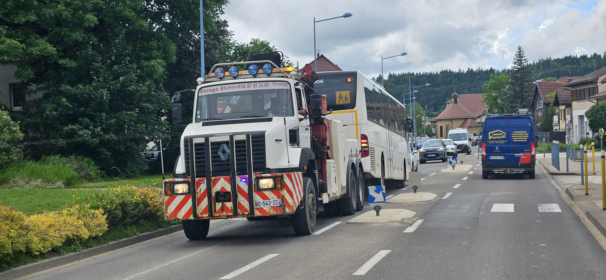 Mit Blaulicht wird der Schulbus abgeschleppt