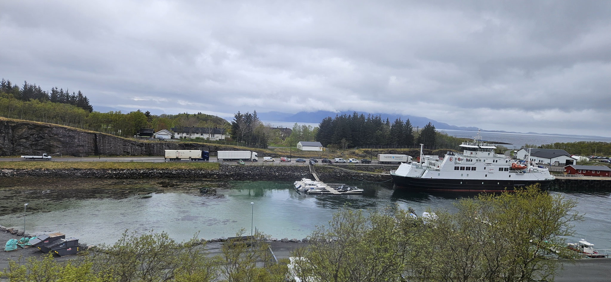 Fähren, Fischerboote, Hurtigruten...