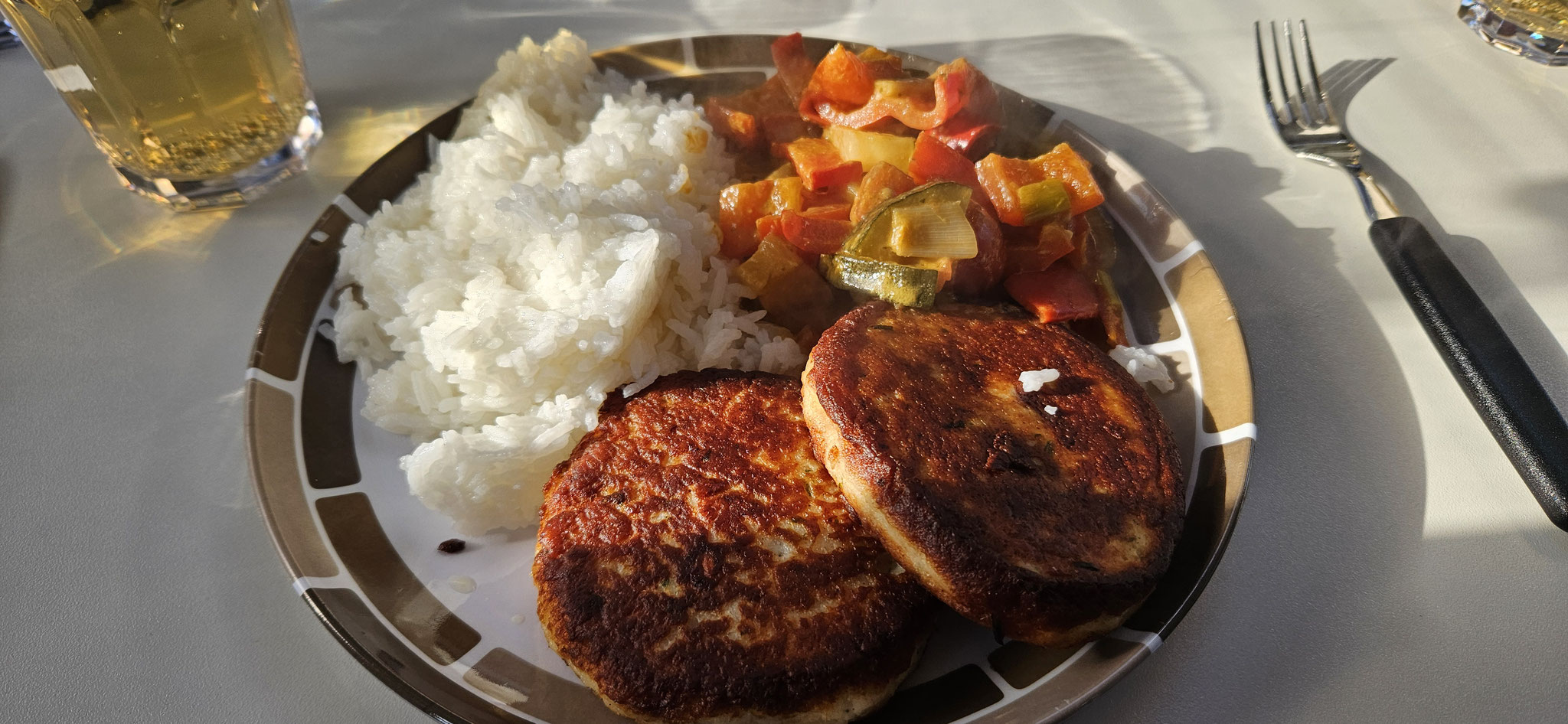 Reis mit Fischburger und Gemüse