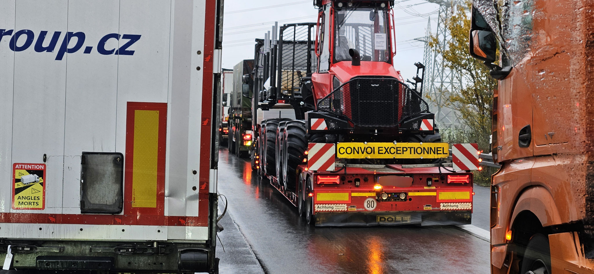 LKW in Doppelreihe - dafür freundliche Trucker von der Bundeswehr, denen Wilson gefällt