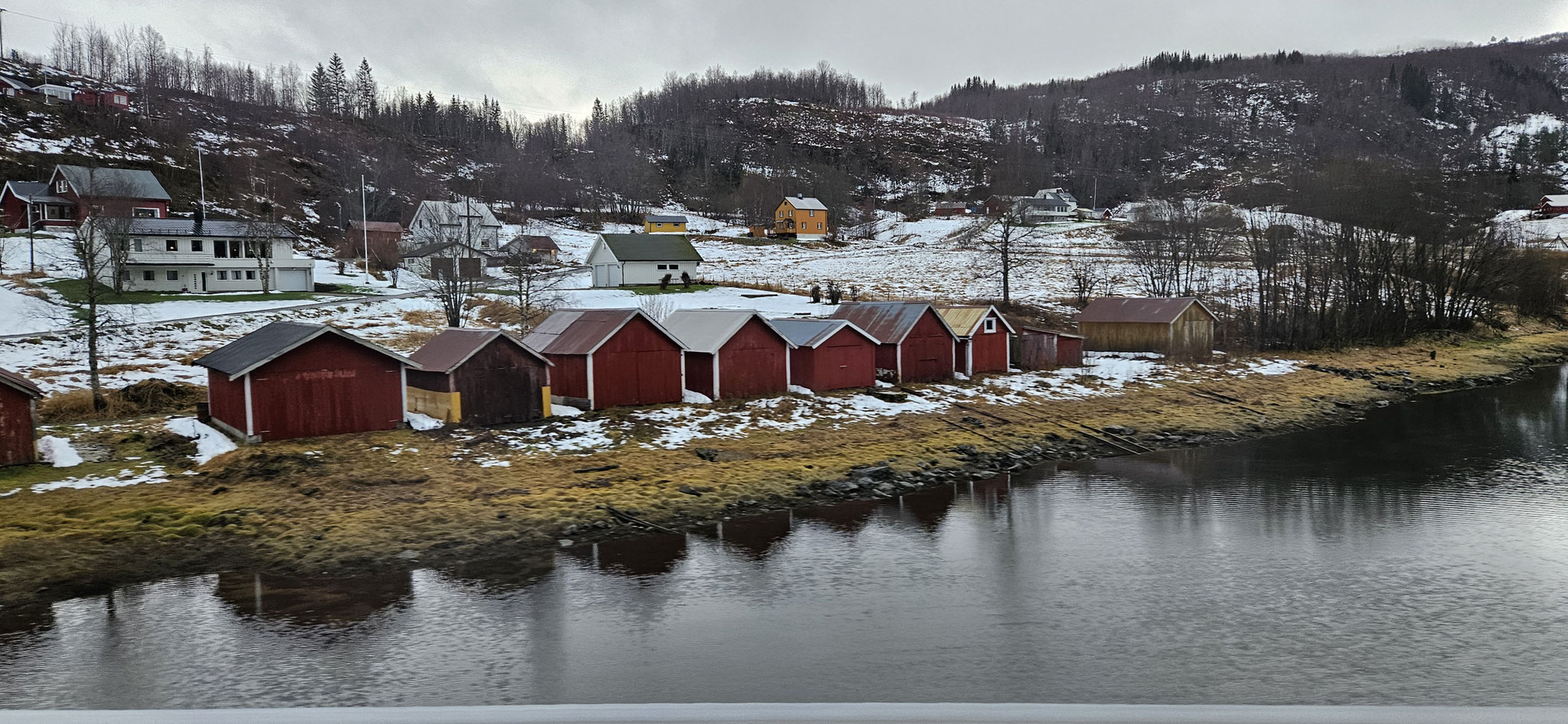 Bootshäuschen am Fjord