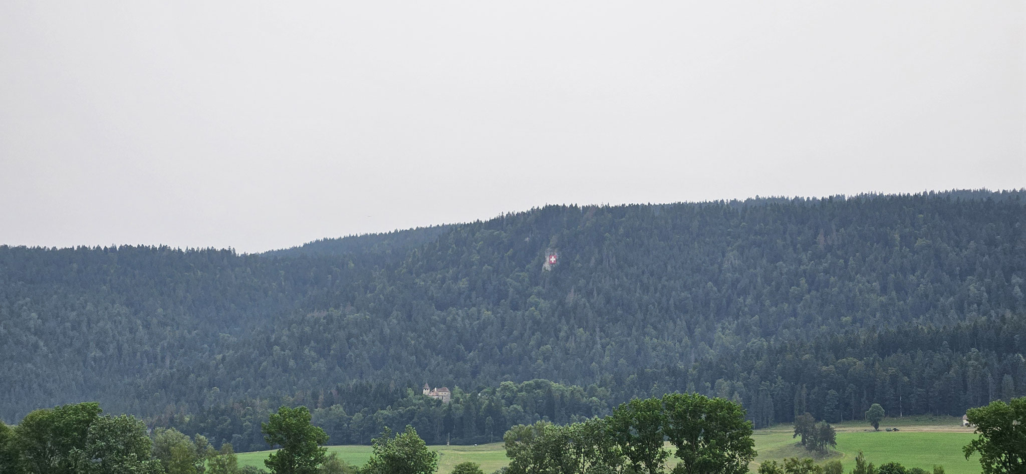 Das Schweizerkreuz hoch oben am Berg