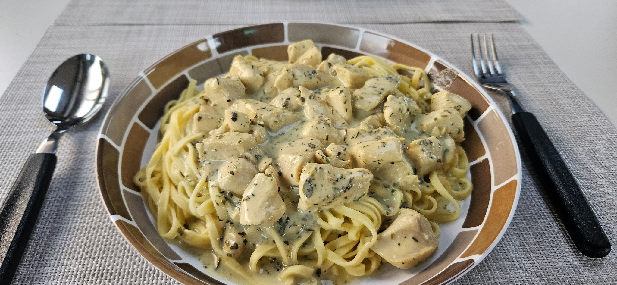 Kräuterhühnchen auf Nudeln