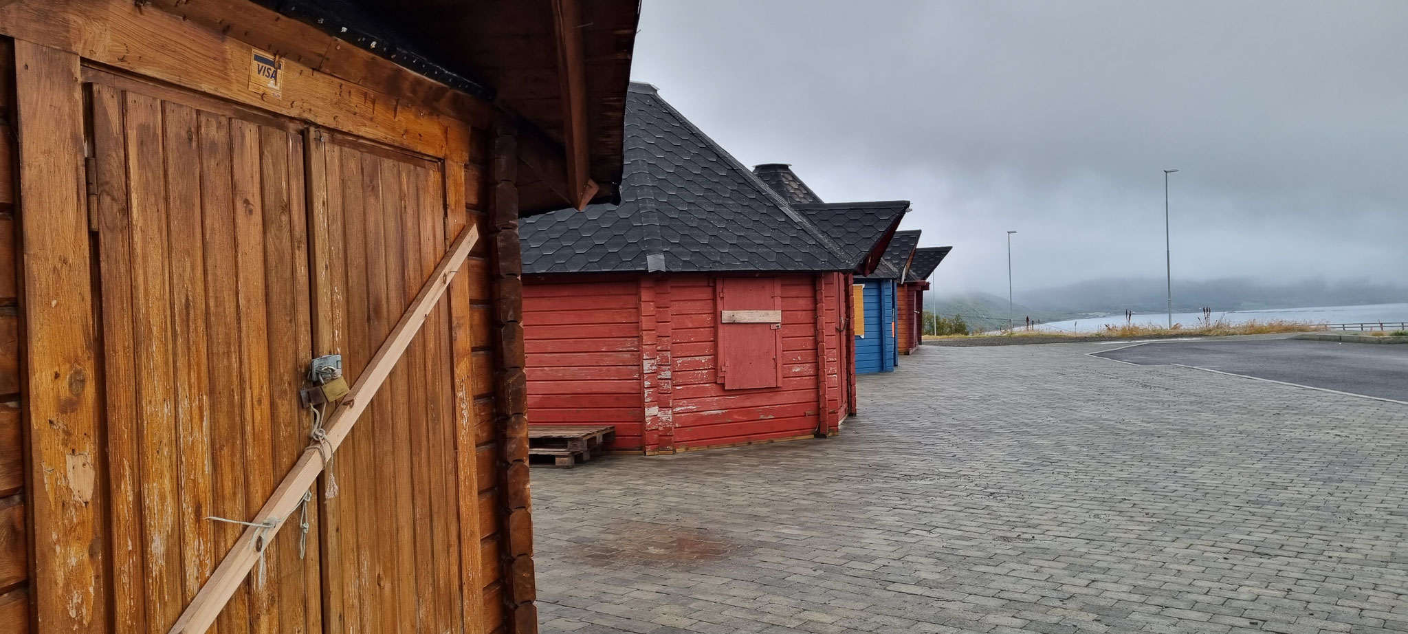 Schlafplatz hinter den Hütten