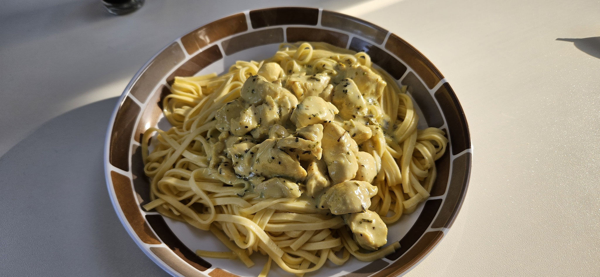 Kräutersahne-Hühnchen auf frischen Nudeln - LECKER