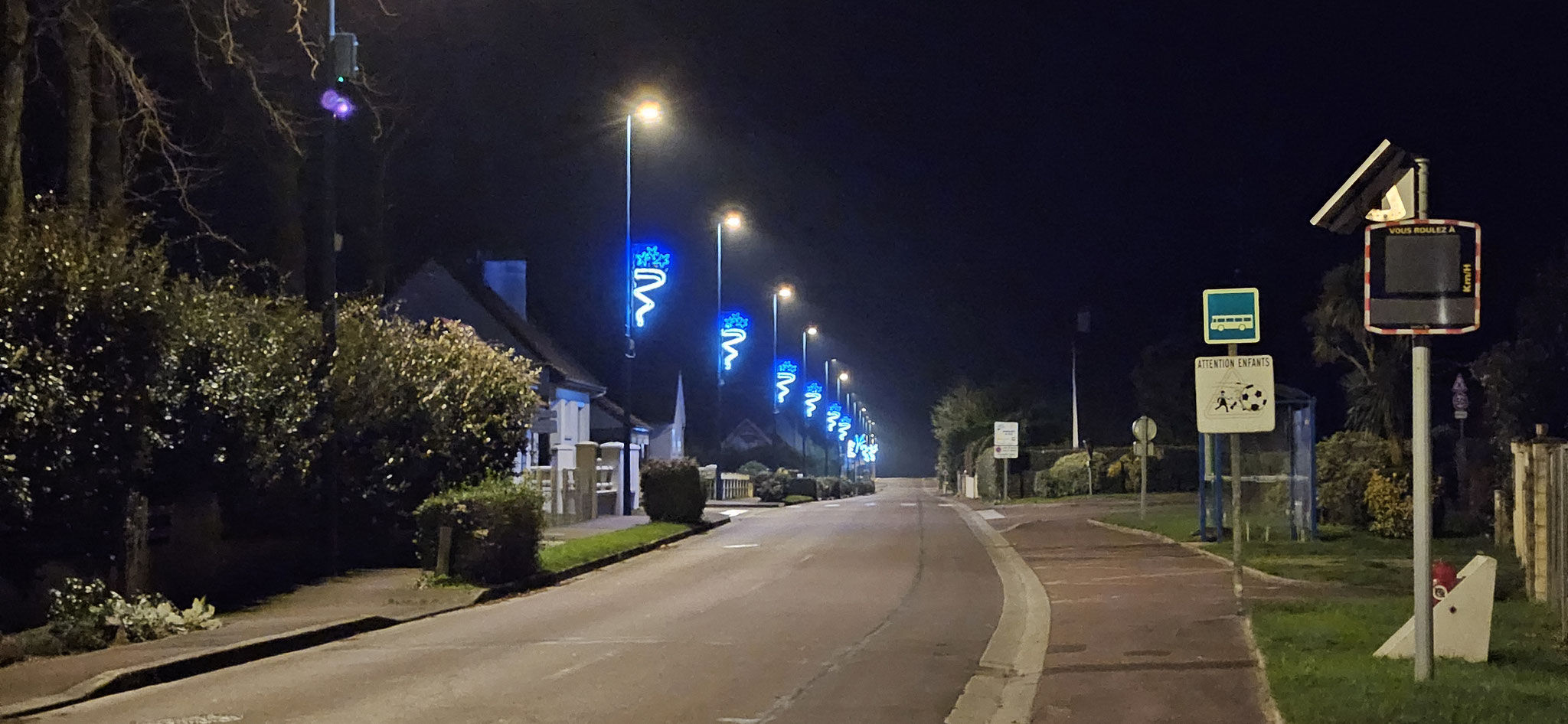 Schöne Weihnachtsbeleuchtung beim Morgenspaziergang