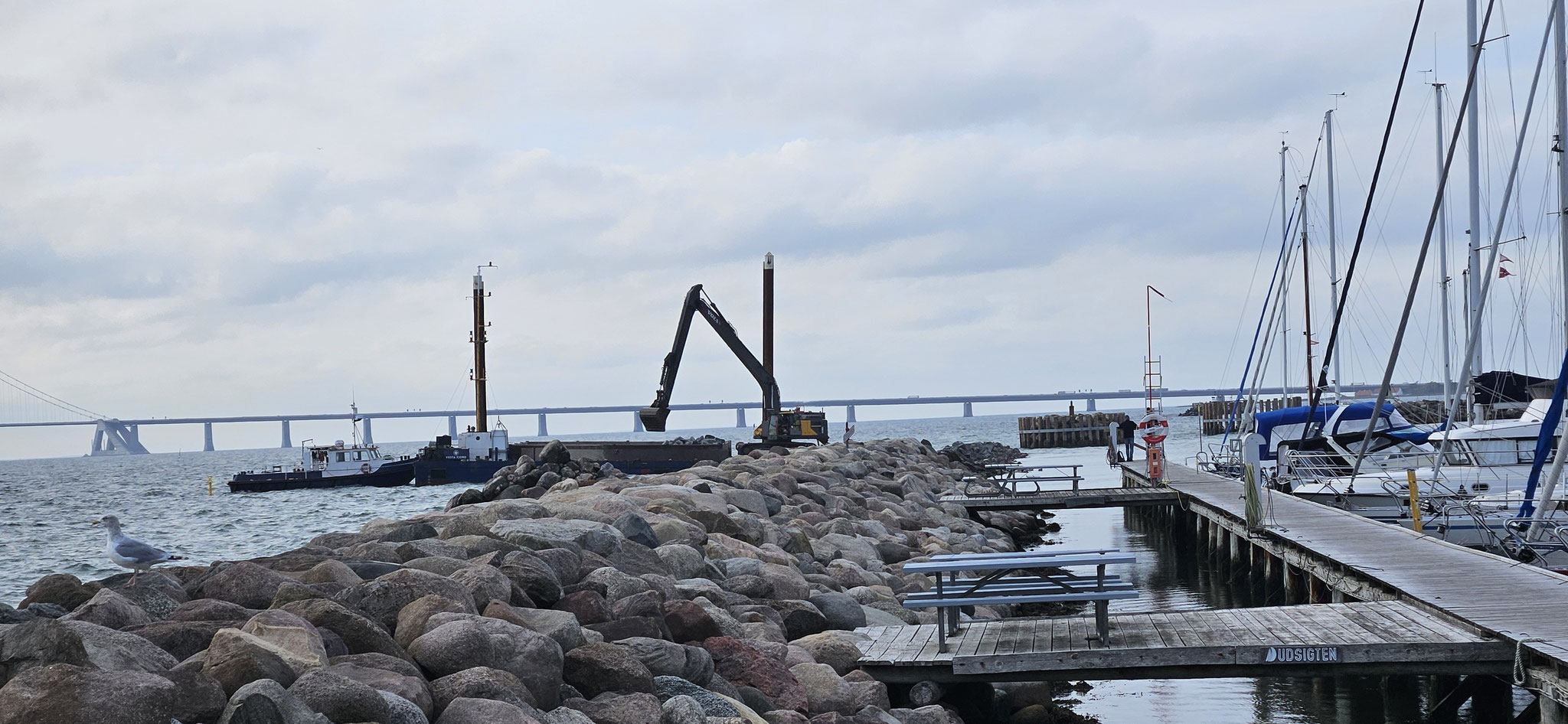 Bagger auf Schiff - so gehen Arbeiten am Hafen