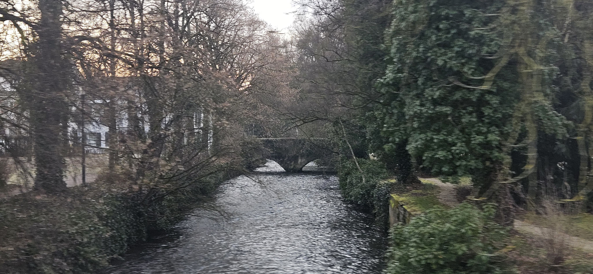 Wasser gibt es hier auch und alte Brücken