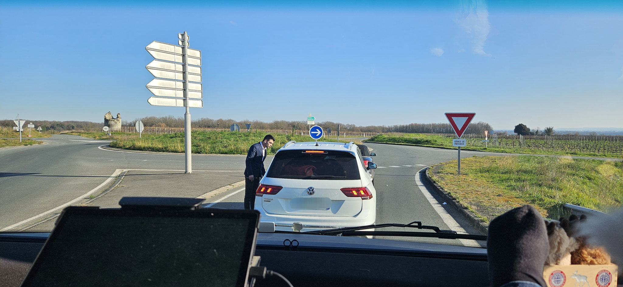 Wütende Verkehrsteilnehmer mit Schraubenzieher in der rechten Hand...