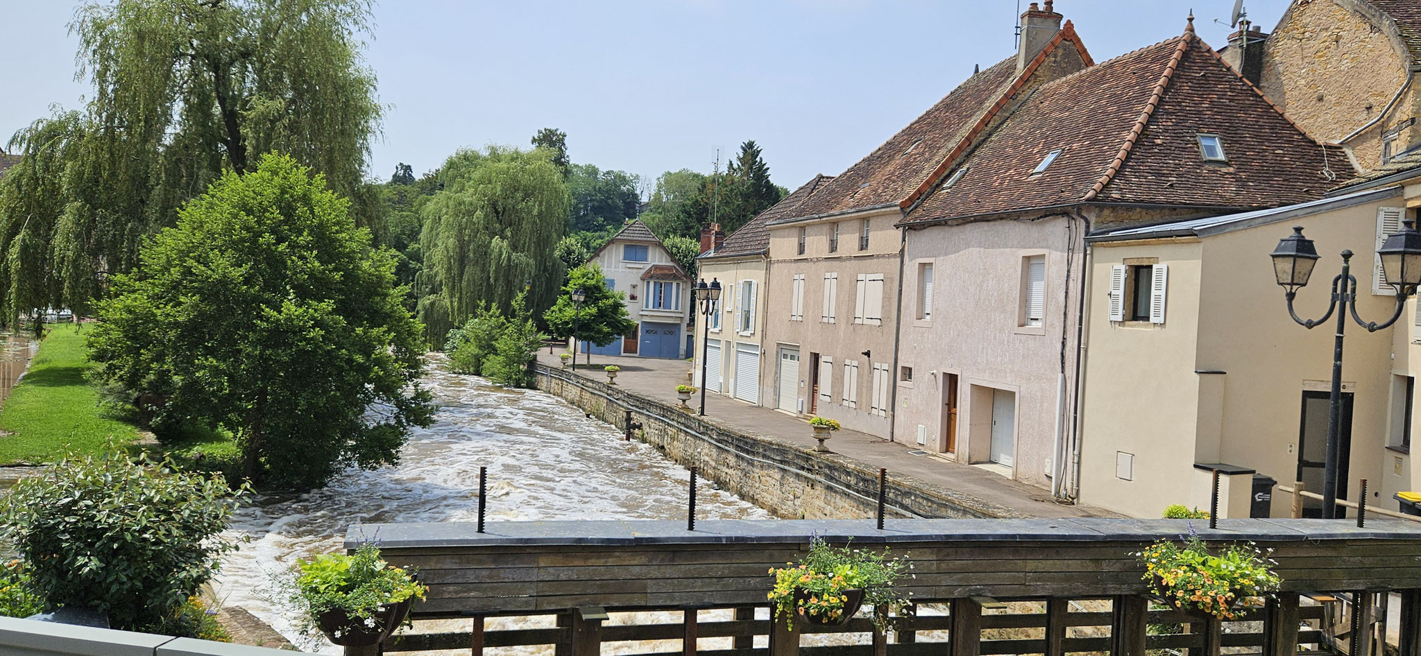 Ein Seitenwasserfall lässt das Wasser rasch durchs Dorf fliessen