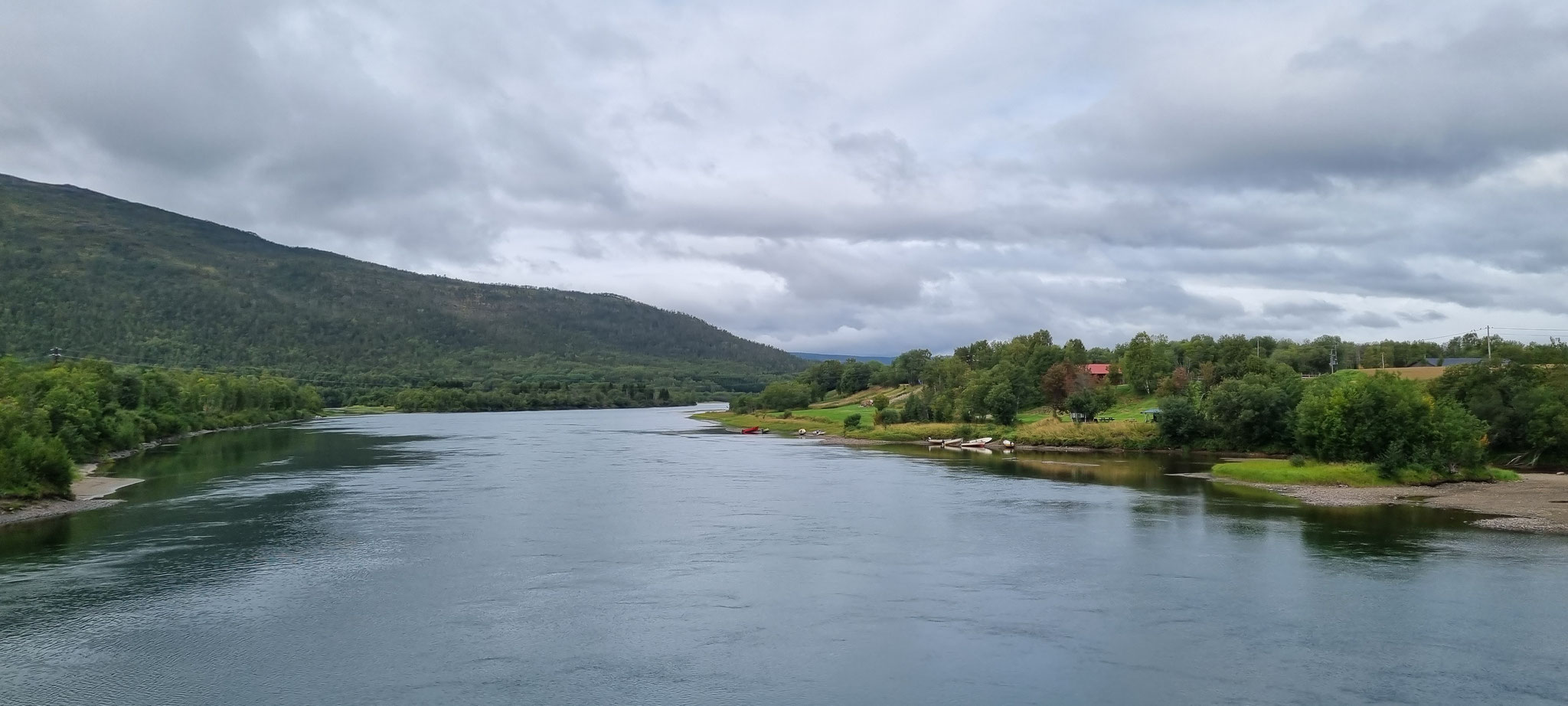 Über einen der zahlreichen Flüsse und Fjordarme