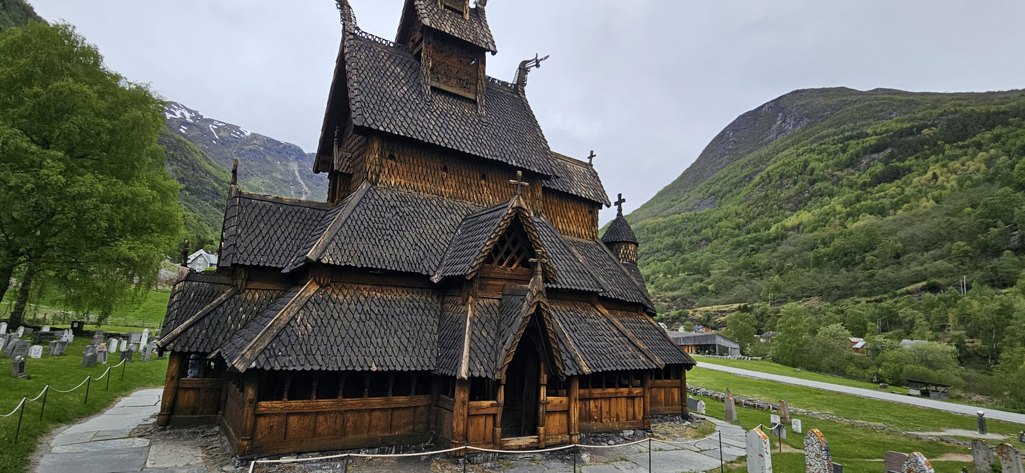 ...dass die Heddal-Stabkirche ein wenig liebevoller...