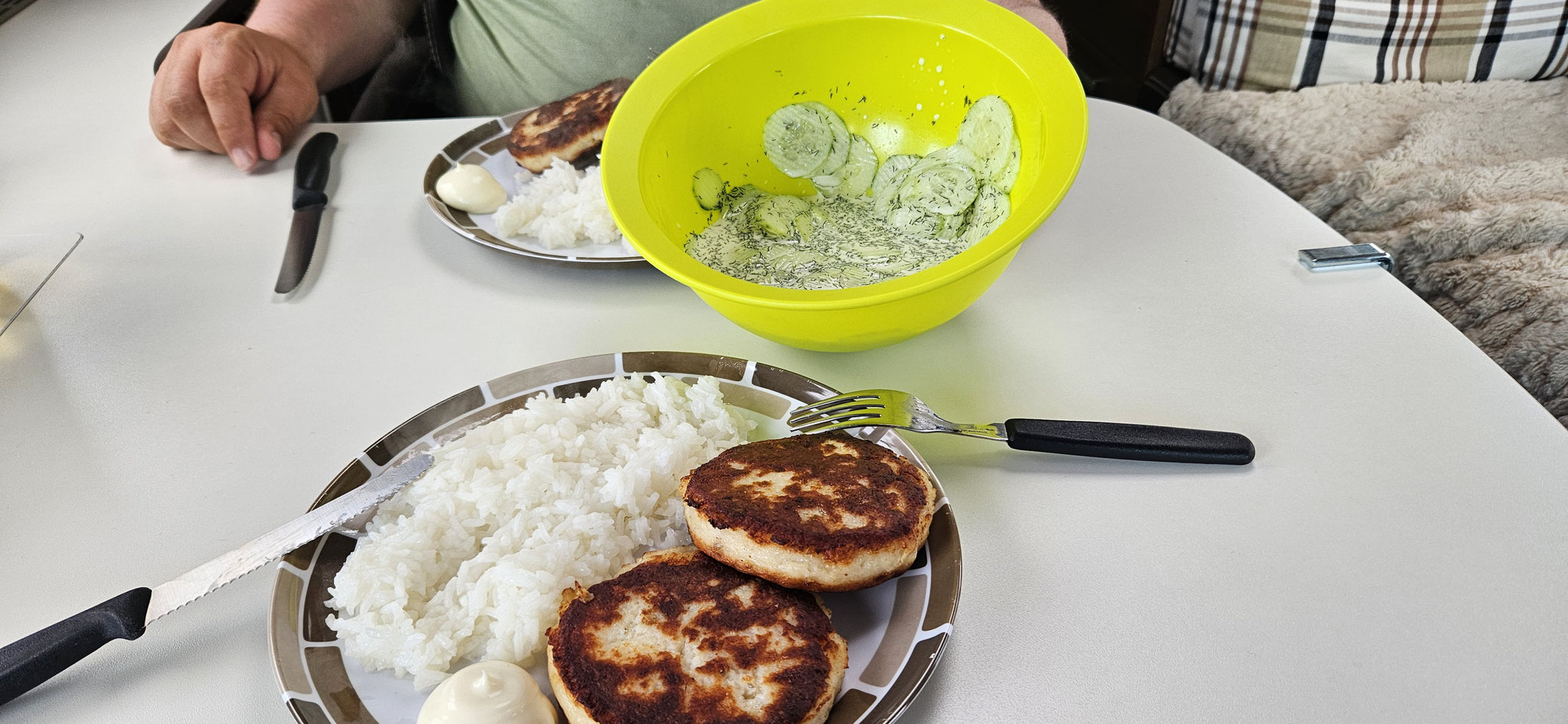 Heute gibt es Lofotenburger, Reis und Gurkensalat