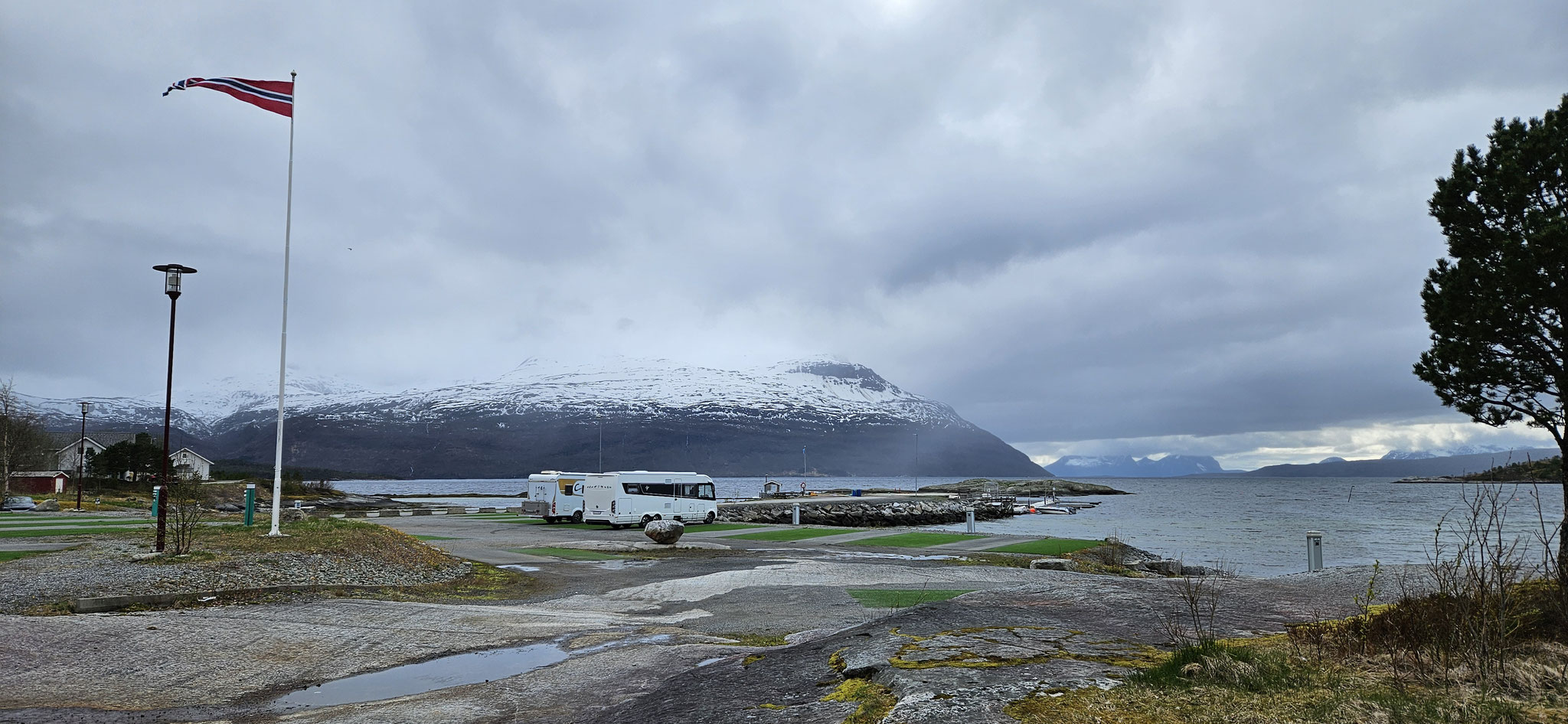 Fjord, Norge-Flagge und unsere beiden WoMo's