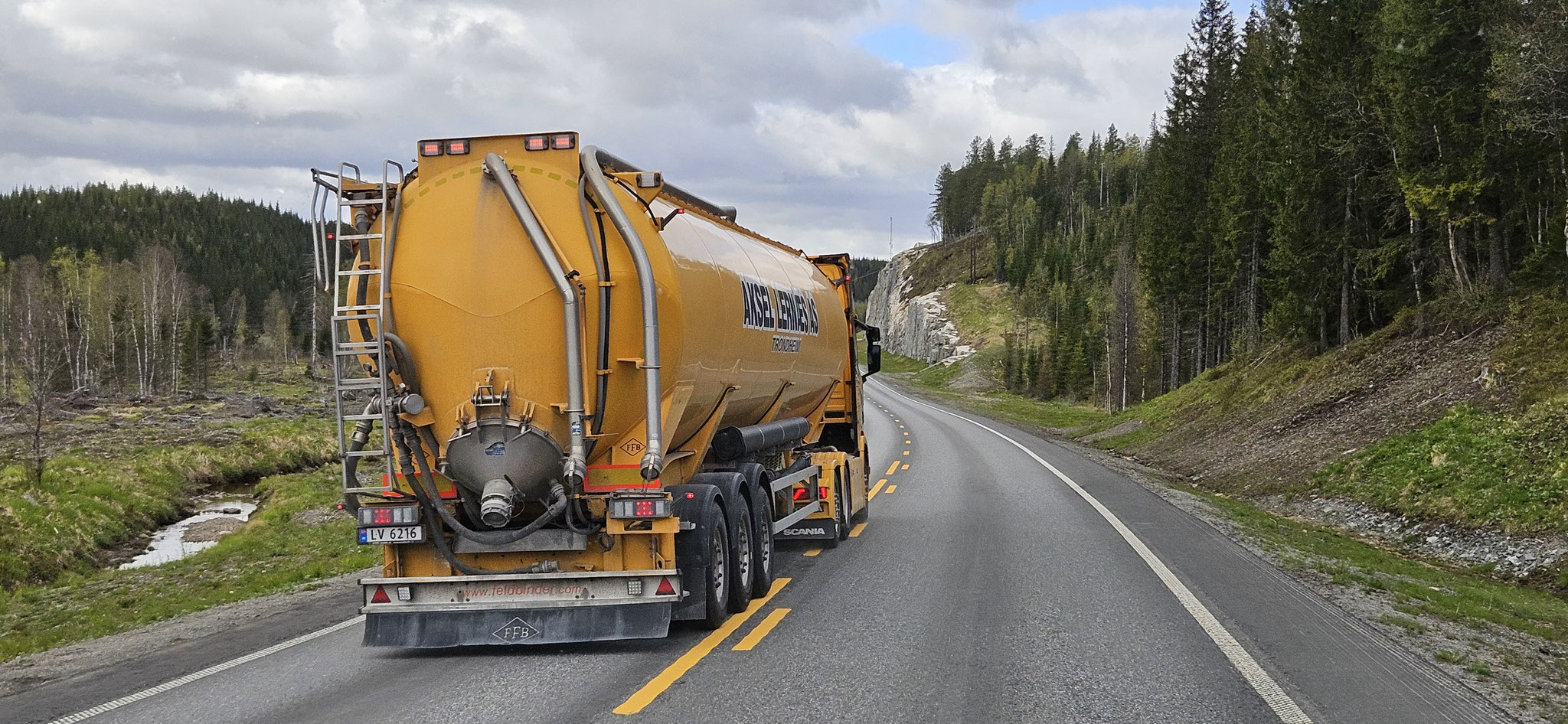 Der Truck will vorbei, bedankt sich aber auch freundlich für's Helfen
