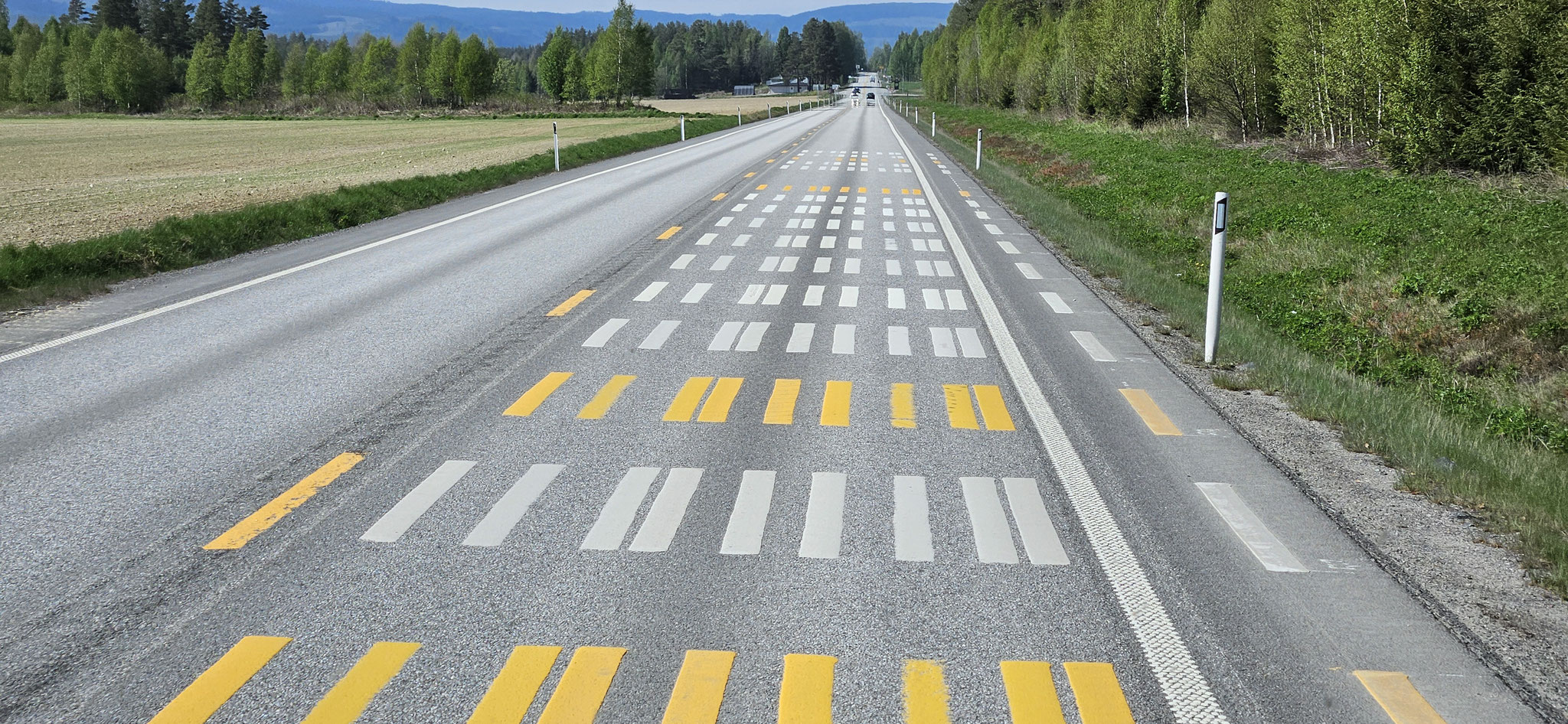 Wo ist hier die Fahrbahnbegrenzung? Teststrecke für Strassenfarben