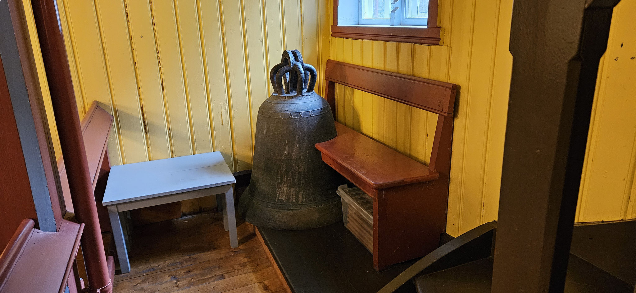 ...eine Glocke steht in der Ecke