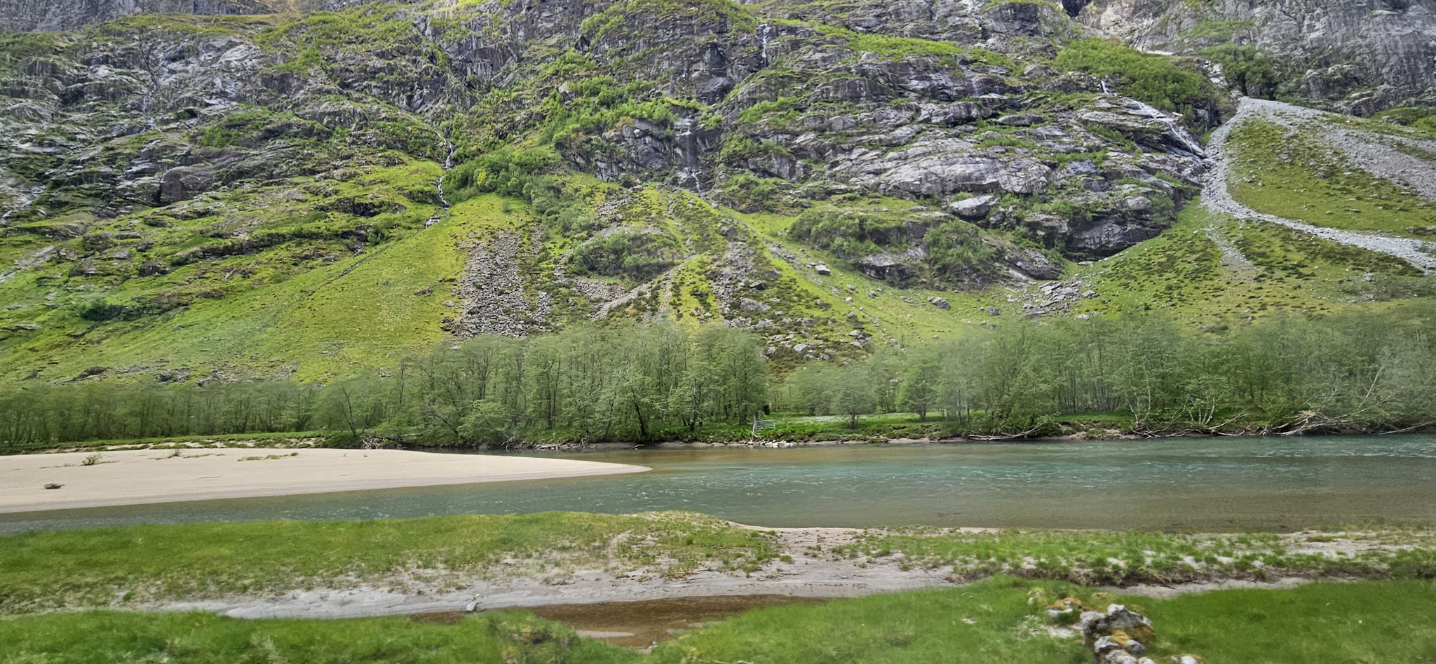Berglandschaften mit Flüssen und Sandbänken