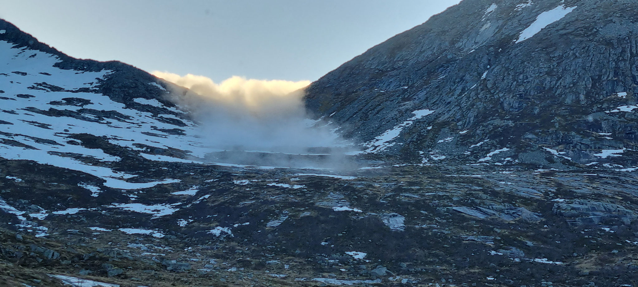 Der Nebel kriecht über den Berg