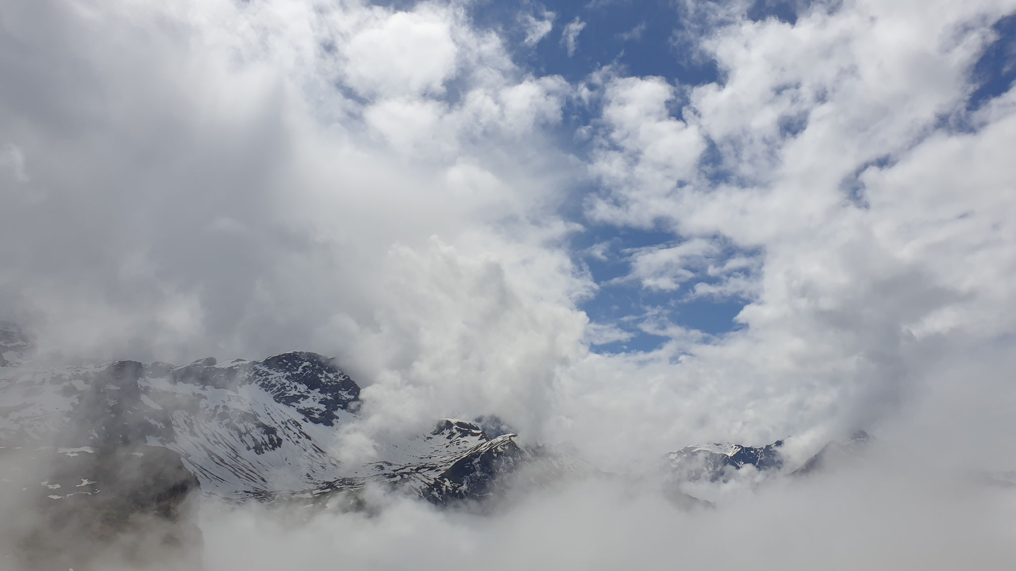 wunderschön die Berge in den Wolken