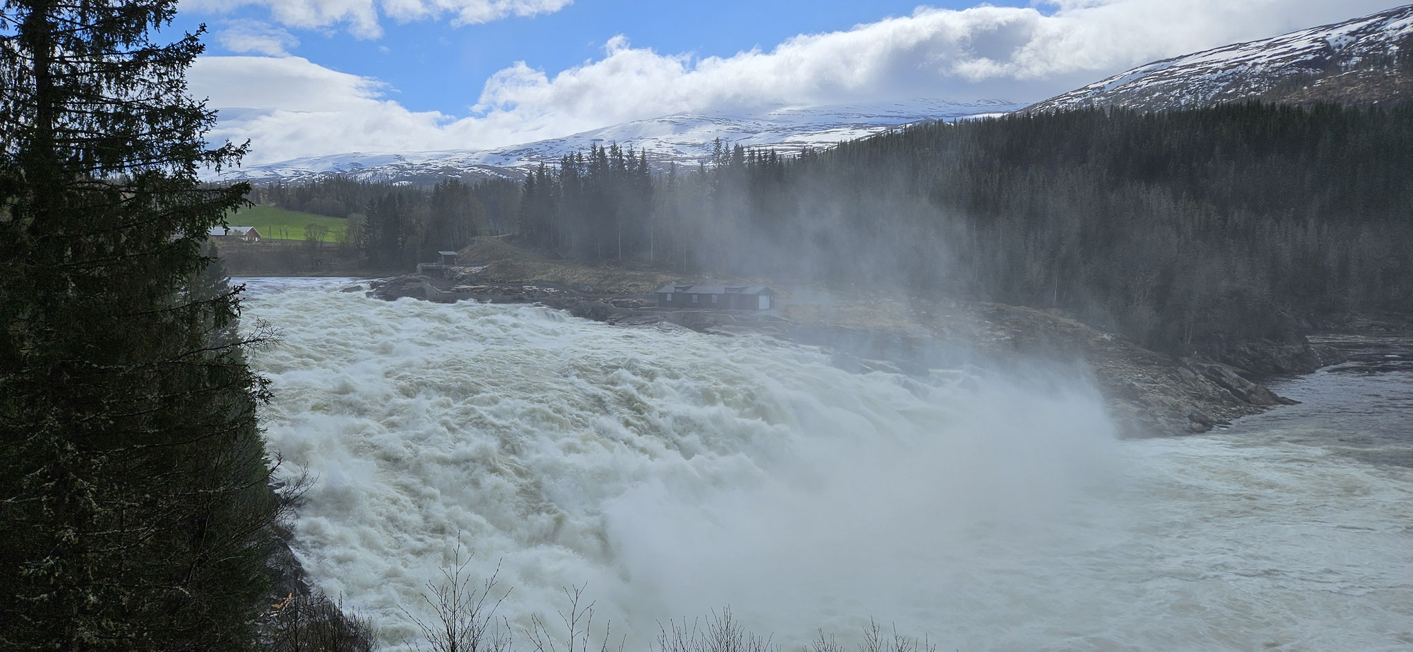 Noch ein Foto von oben am Wasserfall...